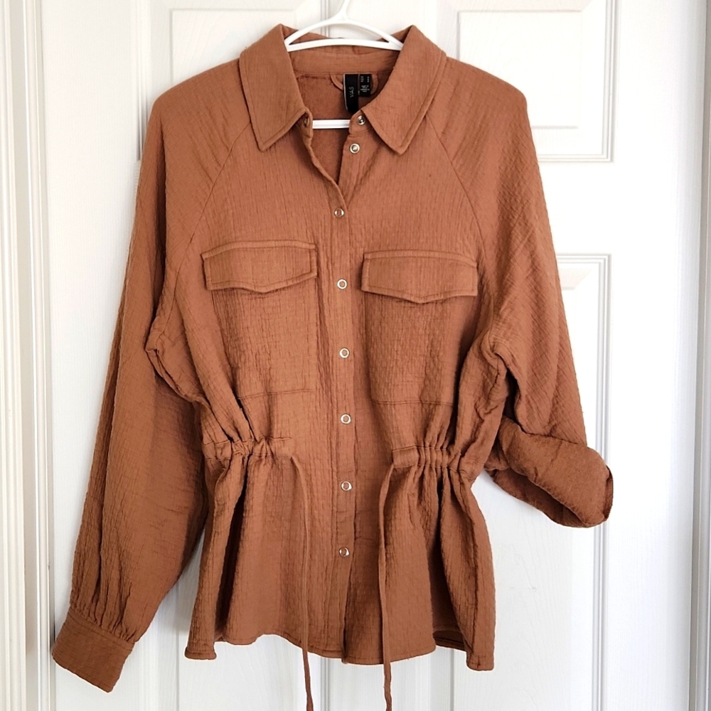 Button-up collared casual shirt
